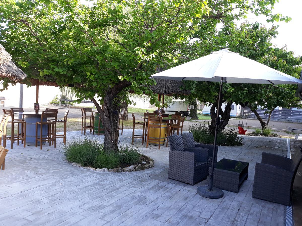 Camping Le Pre Saint-Andre Souvignargues Buitenkant foto