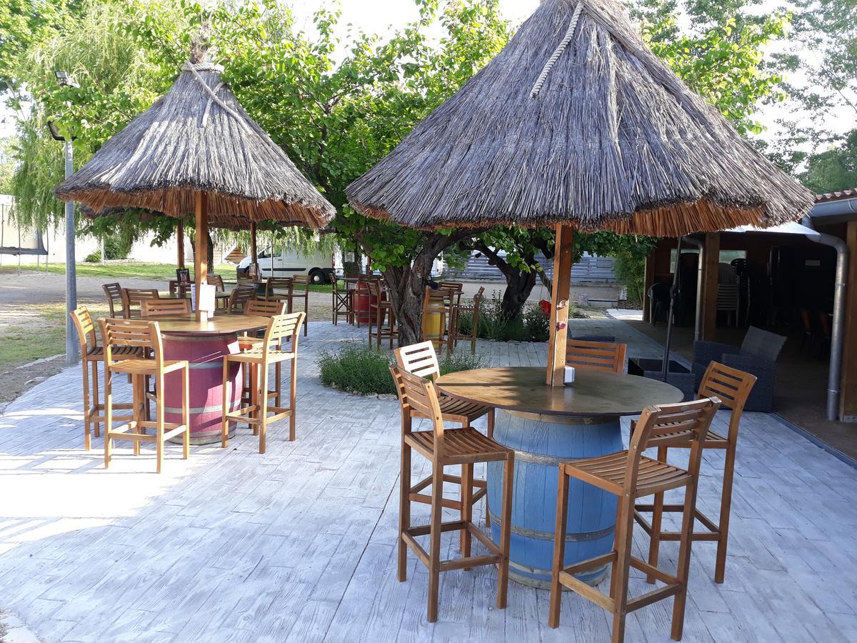 Camping Le Pre Saint-Andre Souvignargues Buitenkant foto
