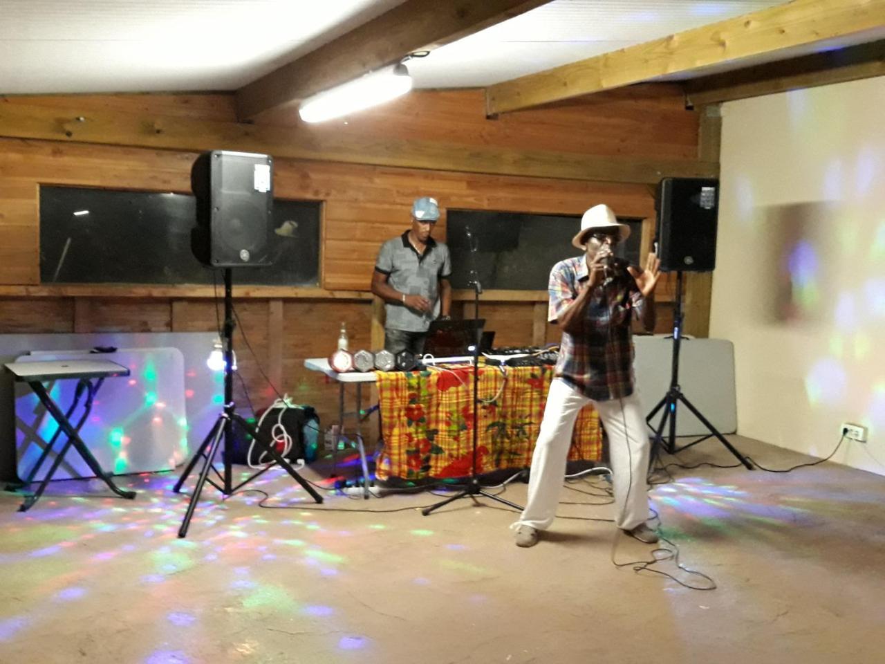 Camping Le Pre Saint-Andre Souvignargues Buitenkant foto